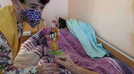 Dobrovolníci vyrazili s velikonoční nadílkou na oddělení následné péče. Foto: Klaudiánova nemocnice