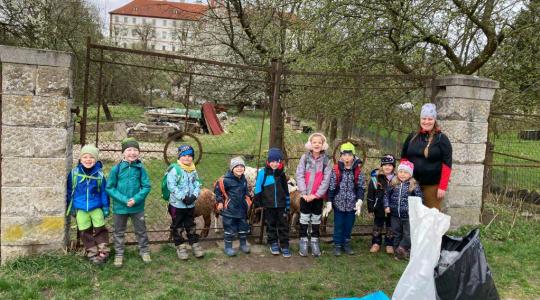 Skautská družina Benjamínků uklízela okolo Jizery a v lesoparku