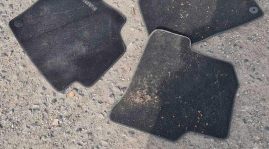 Nejkurioznějším nálezem byla sada nových koberečků do auta. Foto: SDH Doubrava