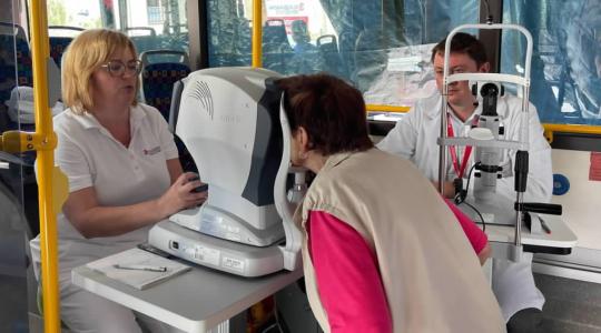 Primář Stěpanov a sestra Kateřina Veselá vyšetřují pacientku. Foto: Klaudiánova nemocnice Primář Stěpanov a sestra Kateřina Veselá vyšetřují pacientku. Foto: Klaudiánova nemocnice