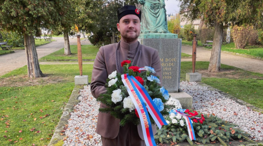 Aleš Rychlý je v Mnichově Hradišti známý také jako organizátor kulturních akcí a aktivní činovník Sokola (na snímku při letošní pietní akci k výročí vzniku Československa). Foto: facebook Aleše Rychlého