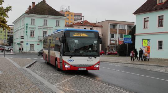 Od 1. dubna bylo rozšířeno území, na němž mohou cestující hromadnou dopravou ve Středočeském kraji využívat tarif Libereckého kraje (IDOL), a naopak cestující v Libereckém kraji využívat tarif Pražské integrované dopravy (PID). Foto: Petr Novák