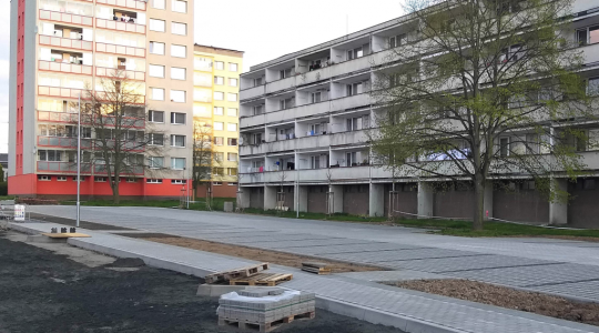 Parkoviště v ulici Čsl. armády na snímku z konce dubna. Foto: město Mnichovo Hradiště