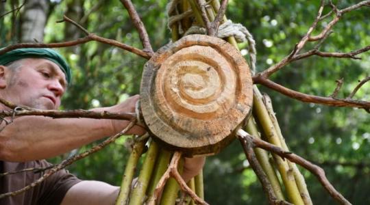 Letošní festival Proměny v Holičkách u Osečné bude ve znamení stromů