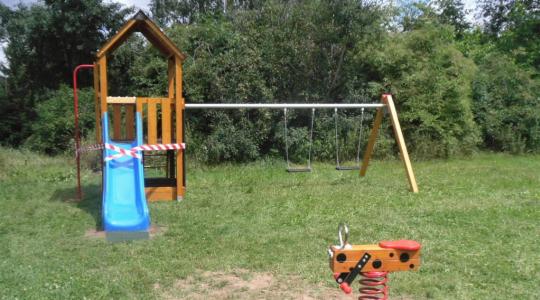 Na Olšině mají děti novou houpačku a hrad se skluzavkou. Foto: město Mnichovo Hradiště