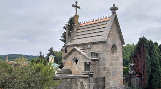 Opravy hrobky rodiny Hendrichovy a Švermovy jsou takřka hotové, památka výrazně prokoukla. Foto: město Mnichovo Hradiště