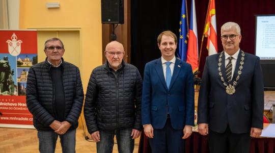 Novému starostovi poblahopřáli bývalí starostové města. Zleva Jaroslav Myška, Arnošt Vajzr a Ondřej Lochman. Foto: Václav Vopat