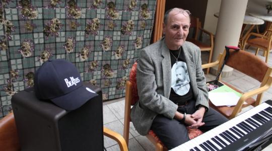 „Motivuje mě, že na mě lidé chodí a že je o mě ještě zájem. Hraju vážnou hudbu, pop, bigbít a samozřejmě hity Diskantu,“ říká Jaroslav Špička. Foto: Petr Novák