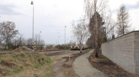 Z nepřehledného houští se stala zkratka z kaštanové aleje na dopravní terminál. Foto: Petr Novák
