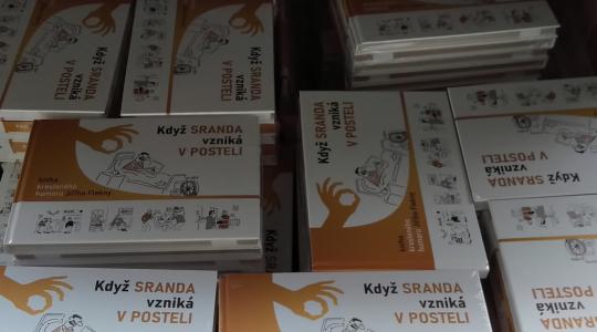 Kniha kresleného humoru vozíčkáře z Bakova se dočkala dotisku. Foto: Petr Novák