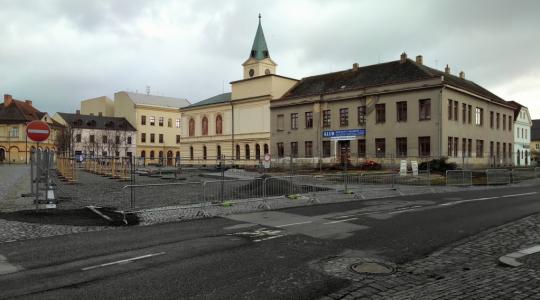 Revitalizace mnichovohradišťského náměstí se opět rozbíhá, její dokončení pozdrží práce na budově Klubu. Foto: Petr Novák, 26. února 2022