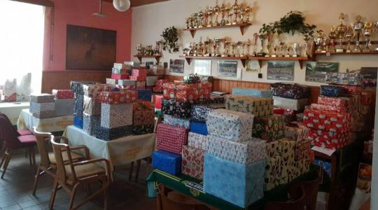 Hasičky z Borovice i letos o Vánocích pomáhají s Krabicí od bot. Můžete potěšit děti z chudších rodin a dětských domovů. Foto: hasičky z Borovice