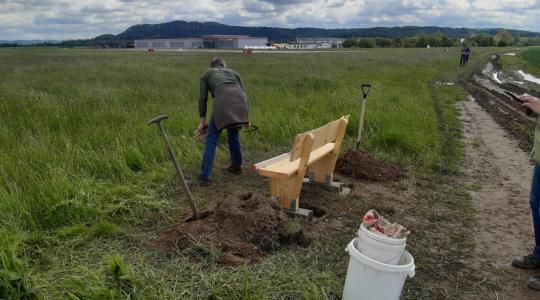 Lavičky z truhlářského kroužku Jednoty bratrské zdobí okolní krajinu. Foto: Jednota bratrská Mnichovo Hradiště