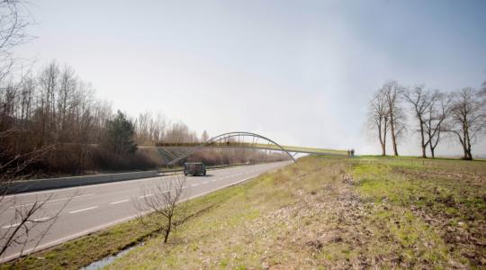 Začíná výstavba lávky přes dálnici D10, od víkendu musí řidiči v úseku snížit rychlost
