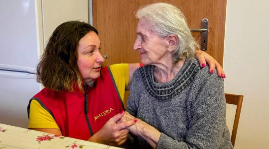 Zdravotní sestra vás může ošetřit v pohodlí vašeho domova. Malyra zajišťuje již 13 let domácí zdravotní péči. Foto: Malyra