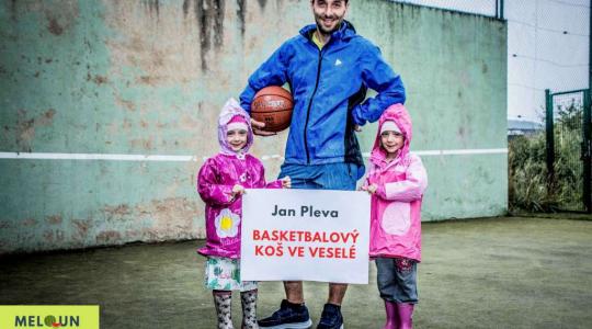 Jan Pleva: Basketbalový koš na hřišti ve Veselé. Foto: Lucie Velichová