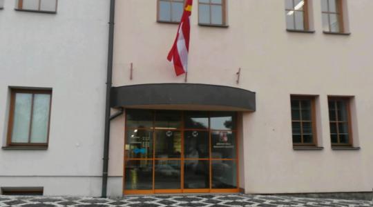 Vchod do městského úřadu v Mnichově Hradišti. Ilustrační foto: město