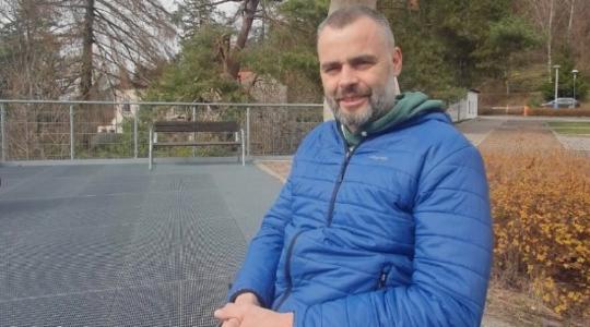 Michal z Doubravy ve 47 letech ochrnul a potřebuje bezbariérové úpravy bydlení. Pomůžete mu?