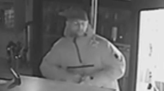 Poznáte muže na kamerovém záznamu? Policisté řeší vloupání do hospody v Bakově