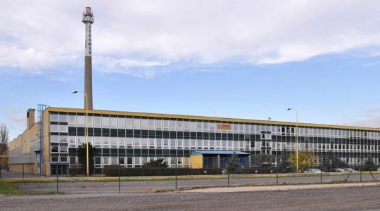 V sobotu půjde k zemi komín v areálu LIAZu, poslední připomínka někdejší továrny. Foto: město