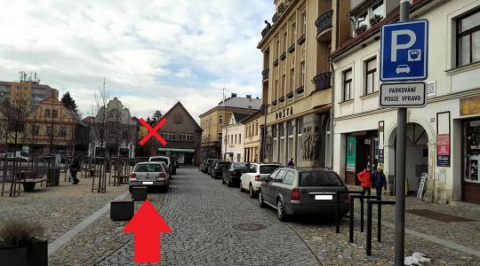 Přestože zákaz parkování vlevo vyplývá již ze skutečnosti, že se nacházíme v obytné zóně, město uvedlo informaci ještě na dodatkové tabulce. Někteří řidiči však stále parkují chybně. Foto: Petr Novák