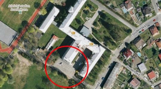 Parkoviště v areálu školy ve Studentské ulici začíná sloužit i veřejnosti