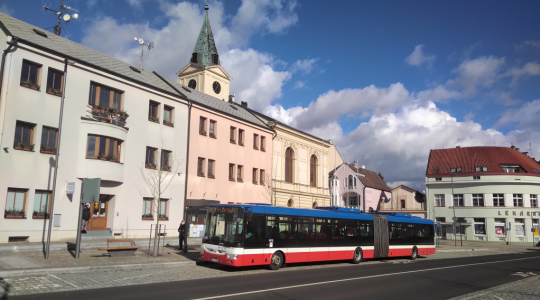 V autobusech Pražské integrované dopravy se ruší některá preventivní opatření, povinnost respirátorů však zůstává. Foto: Petr Novák