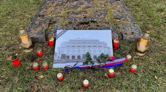 Město v parku u nádraží vytvořilo pietní místo k uctění obětí střelby v Praze. Foto: město