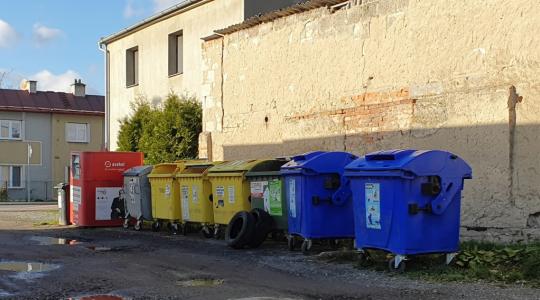 Staré pneumatiky a podobný odpad nepatří do přírody, parku, ale ani ke kontejneru. Ve sběrném dvoře je možné je odevzdat zdarma. Foto: město Mnichovo Hradiště