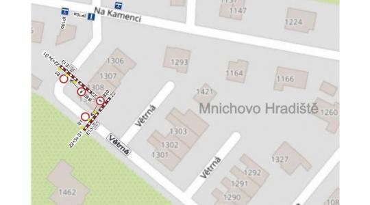Pokládka kabelů v Mnichově Hradišti uzavře v příštím týdnu část Větrné ulice. Zdroj: město