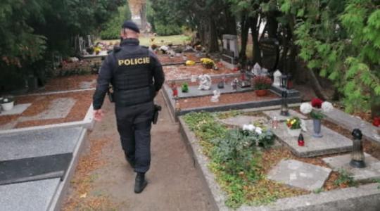 Policie v období Dušiček klade větší důraz na bezpečnost na silnicích i prevenci krádeží na hřbitovech. Foto: Policie ČR
