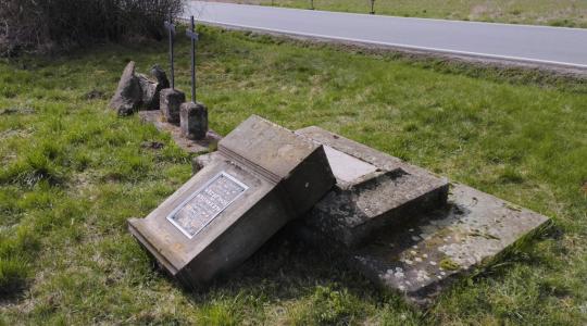 Neznámý pachatel poničil pomník Alexandera von Schloezera mezi Klášterem a Jivinou a ukradl z něj kříž