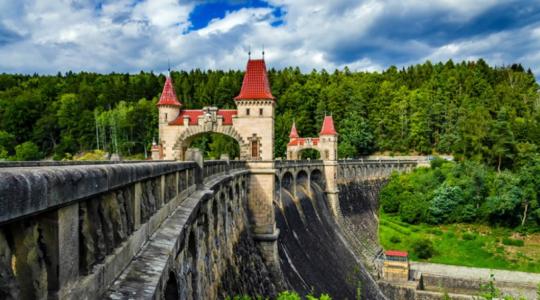 V červnu se s mnichovohradišťskými turisty můžete vydat třeba k přehradě Les Království. Foto: KČT