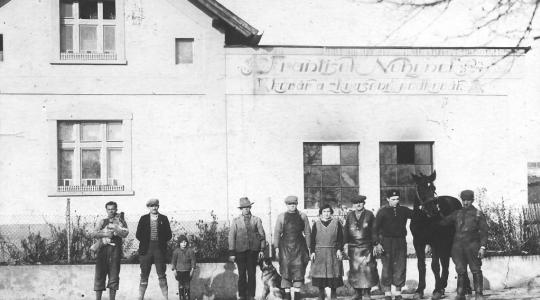 Vývěsní štít na domě Františka Nohýnka, kováře a zkoušeného podkováře v Podolí čp. 16