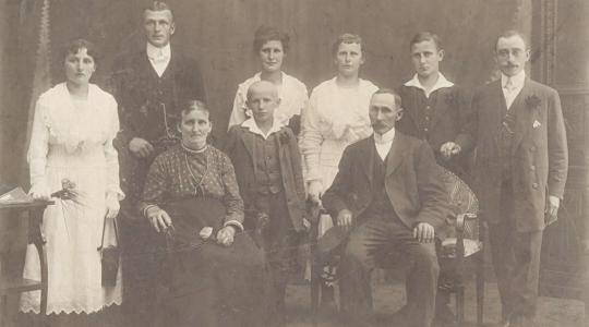 Josef Sameš z Bílé Hlíny s manželkou a 7 dětmi z 11 v roce 1919