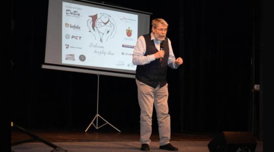 Hlavním hostem slavnostního večera k 10. výročí Denního centra Jizera v roce 2019 byl Radim Uzel. Foto: DC Jizera