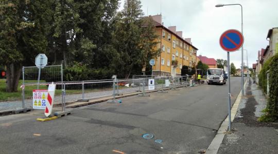 Začala rekonstrukce plynovodu v ulici Svatopluka Čecha (23. srpna 2021). Foto: Petr Novák