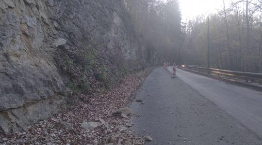  Sesuv kamení a půdy na silnici II/277 za Mohelnicí nad Jizerou směrem na Podhoru, stav 28. 4. 2021. Foto: obec Mohelnice n. J.