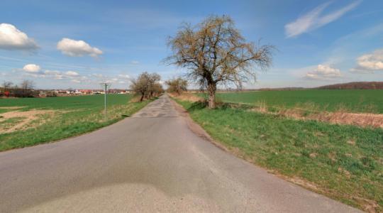 Kvůli opravě je uzavřena silnice vedoucí k hněvousickému statku. Foto: mapy.cz