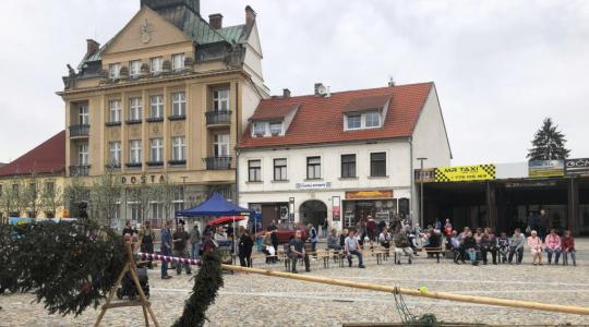 Hradiště čeká tradiční stavění májky na náměstí a pálení čarodějnic v areálu ZŠ Studentská. Foto: město