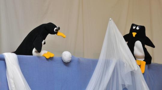 Vydejte se s dětmi do Muzea Bakovska na Tučňákův výlet! Loutkové představení se koná již zítra. Foto: loutkové divadlo Krab