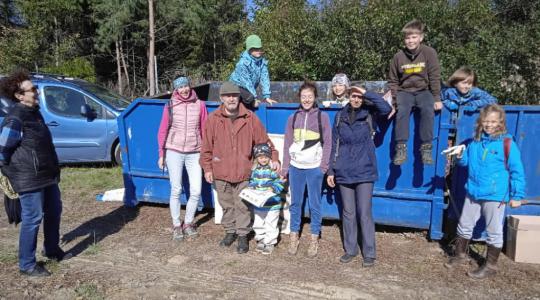  Dobrovolníci vyrazili na úklid lesa u Vlčího Pole. Foto: ČSOP Klenice