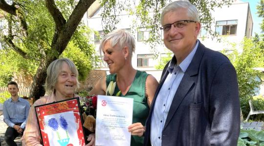 Babička Věra Tieftrunková je pro další dobrovolníky Klaudiánovy nemocnice vzorem. Foto: Klaudiánova nemocnice