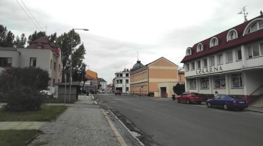 PŘIPOMÍNÁME: V příštím týdnu začínají omezení v ulici Víta Nejedlého i výluka na železnici. Foto: Petr Novák