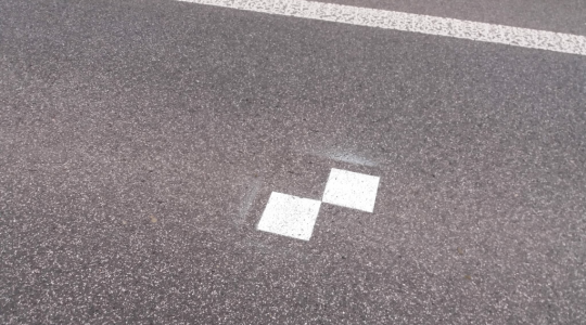 Tajemné bílé čtverce na silnicích v okolí? Ani UFO, ani vojáci. Vysvětlení je jednoduché. Foto: Jan Füši