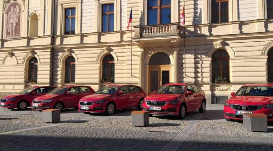 Červená flotila se znakem města: radnice dokončila obměnu vozového parku. Foto: město