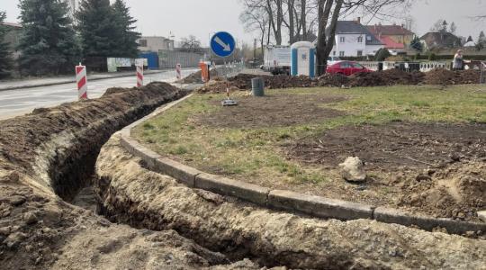 V ulici Obránců míru se pokládají nové elektrické kabely. Výkopy budou zahrnuty tento týden. Foto: město Mnichovo Hradiště