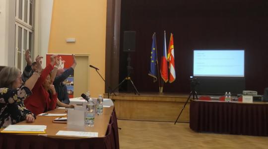 Telegraficky ze zasedání zastupitelstva: vyhodnocení akčního plánu, podpora místních organizací i obsazení osadních výborů