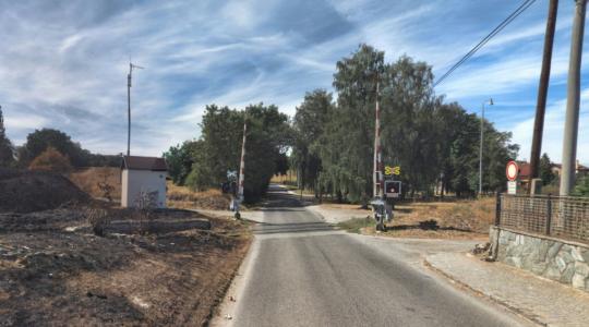 Koncem dubna bude uzavřena silnice z Malé Bělé do Dolánek z důvodu opravy železničního přejezdu. Foto: mapy.cz