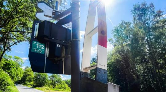 Nové štítky na železničních přejezdech posílí bezpečnost a pomohou v lepší identifikaci místa